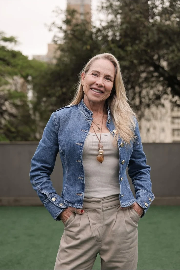 Silvia Schreer, sorrindo, de jaqueta jeans